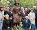 Во время открытия памятника А.С.Пушкину работы Л.Гадаева в саду редакции журнала «Наше наследие». 1 июня 1999 года