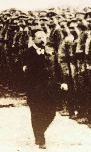 Е.И.Рапп перед строем солдат в Ля Куртин. Лето 1917 года. Собрание А.Корлякова
