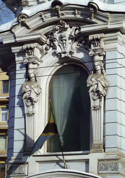 Окно фасадного эркера особняка Т.И.Коробкова на Пятницкой улице. 2009
