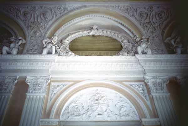 Отделка центрального зала в усадебном доме М.С.Грачева в Ховрине. Фото 1990-х годов
