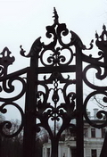 Фрагмент декоративной кованой ограды усадьбы Грачевка. 2010