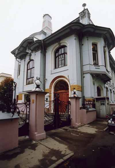 Ворота особняка И.А.Миндовского по переулку. 2003
