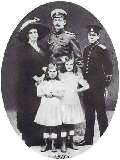 Великий князь Павел Александрович с женой Ольгой Валериановной и детьми Владимиром, Ириной и Наталией. [1911]