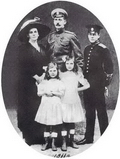Великий князь Павел Александрович с женой Ольгой Валериановной и детьми Владимиром, Ириной и Наталией. [1911]