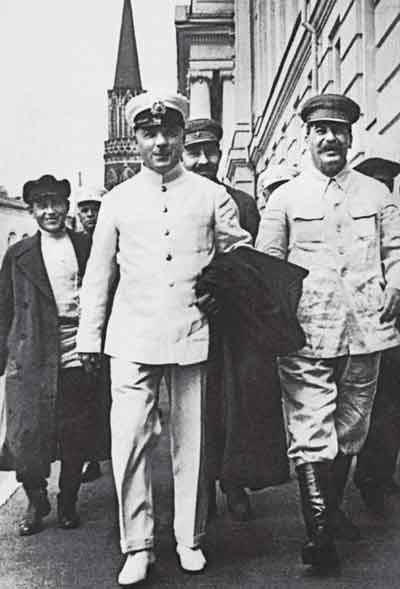 Н.И.Ежов, К.Е.Ворошилов, Л.М.Каганович и И.В.Сталин идут на парад физкультурников на Красной площади. 30 июня 1935 года. РГАКФД
