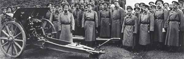 Император Николай II среди офицеров и солдат в крепости Ивангород. 1915
