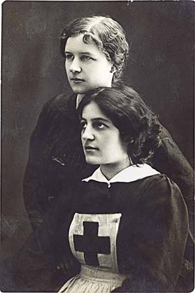 Варвара Татаринова с подругой. Около 1915 года

