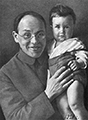 И.Э.Бабель с сыном Мишей. Москва. 1928