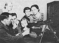 Комсомольцы Большого театра изучают устройство пулемета. Октябрь 1938 года