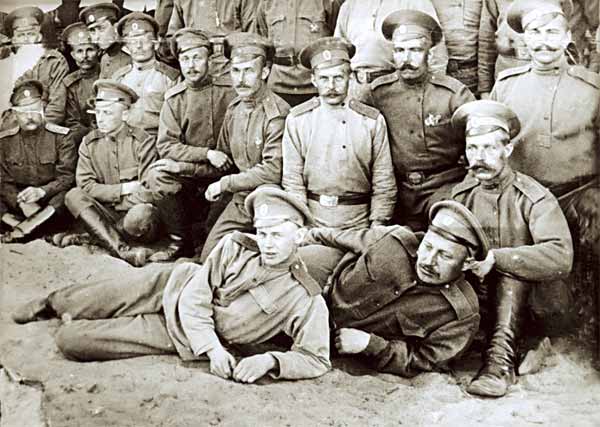С.Есенин — санитар царскосельского военно-санитарного поезда (лежит слева). 1916
