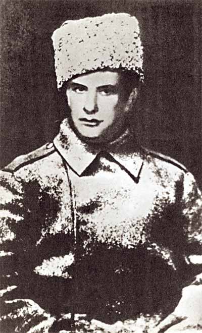В.Маяковский — рядовой нестроевой команды Петроградской автомобильной школы. 1916
