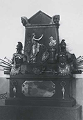 Н.Г.Крылов, по рисунку Тома де Томона, под наблюдением И.П.Мартоса. Памятник офицерам гренадерского имени Аракчеева полка, павшим в 1812–1814 годах