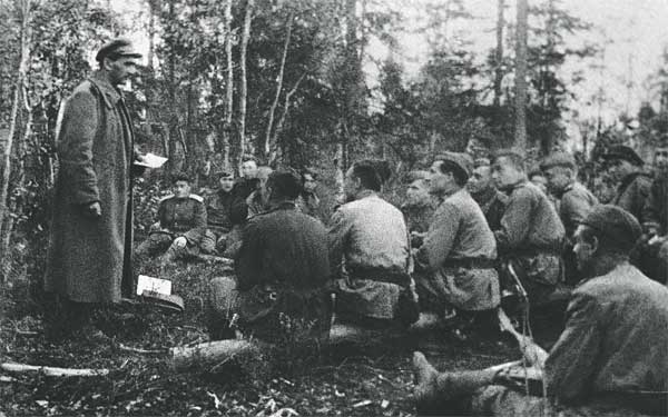 Ф.М.Левин читает лекцию бойцам на передовой. Карельский фронт. 12 августа 1944 года. Из архива семьи Левиных
