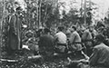 Ф.М.Левин читает лекцию бойцам на передовой. Карельский фронт. 12 августа 1944 года. Из архива семьи Левиных
