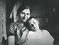 Валерик с соседкой по квартире. Июнь 1927 года. Фотография. РГАЛИ. Публикуется впервые