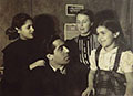 Г.Д.Костаки с дочерьми Инной и Алики и женой Зинаидой. 1946. Фото Дмитрия Бальтерманца. Предоставлено А.Г.Костаки