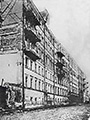 Улица Фурманова (теперь снова Нащокинский переулок). Здесь, в доме № 3-5 (квартира 26), О.Э и Н.Я. Мандельштамы жили с осени 1933 по май 1934 г. Дом не сохранился. На торцевой стене соседнего дома виден след его крыши