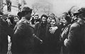 Русские лагерницы и освободившие их солдаты Красной Армии. Кюстрин, 1-й Белорусский фронт. 27 марта 1945 года. Фото Архипова. РГАКФД