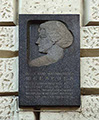 Мемориальная доска А.К.Тарасовой на доме актеров МХАТ. Фото И.Хилько