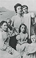 Семья Розановых. Внизу — Варвара Дмитриевна, Вася, Таня и Надя, вверху — Александра и Вера. 1900-е годы