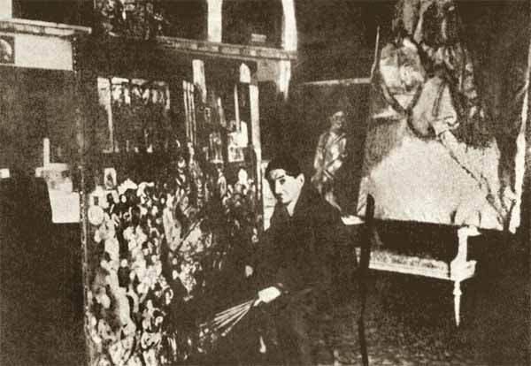 Г.Якулов перед картиной «Человек толпы». 1922
