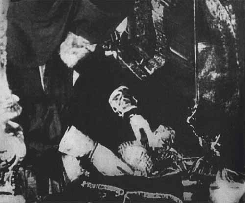Вскрытие мощей преп. Сергия Радонежского. Фотография 1919 года
