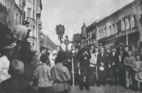 Крестный ход. [1919–1920]. Фонд фотодокументов МДМД. Публикуется впервые. На обороте — надпись рукой Дурылина: «Москва. Маросейка»
