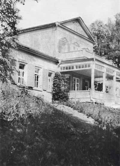 Главный дом усадьбы Абрамцево со стороны парка. 1900-е годы
