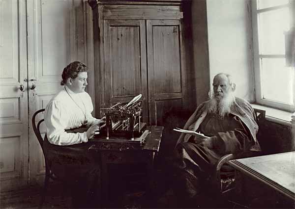 Л.Н.Толстой с дочерью Александрой в ремингтонной комнате. 1909. Ясная Поляна. Фотография В.Г.Черткова. ГМТ
