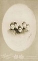 Сестры Воронцовы-Дашковы (Александра, Софья, Мария и Ирина) вместе с супругой их старшего брата Ивана, Варварой Давыдовной (в центре). Петербург. 1889