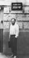 А.Солженицын перед зданием редакции «Нового мира». Середина 1960-х годов