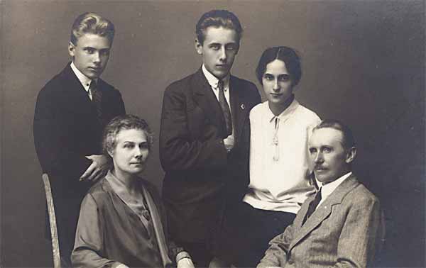 Семья Н.Реч (слева направо): Николай, мать, брат Вальтер, его жена Людмила, отец. 9 августа 1930 года
