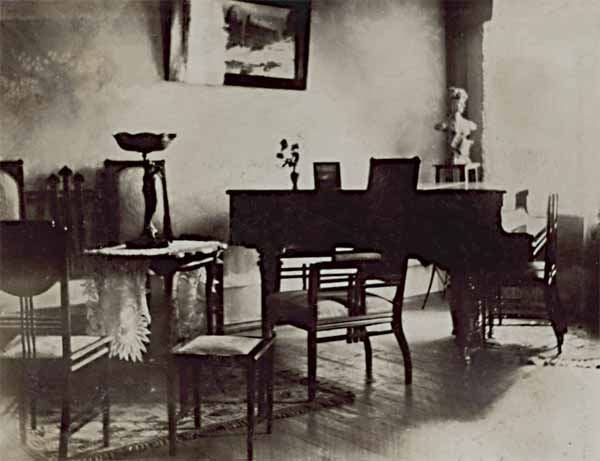 Гостиная в квартире семьи Реч. 1930-е годы
