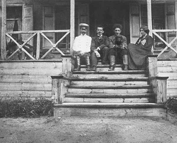 Ф.А.Кублицкий-Пиоттух, А.А.Кублицкий-Пиоттух, А.А.Блок и Л.Д.Блок (слева направо) на балконе шахматовского дома. 1911
