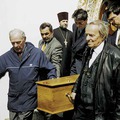 Вынос гроба с прахом И.С. и О.А.Шмелевых из церкви Успения Пресвятой Богородицы на кладбище в Сент-Женевьев де Буа (Франция). 25 мая 2000 года