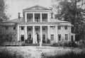 Железники. Южный фасад дома. Перед домом стоят В.М. и С.Н. Голицыны. 1913