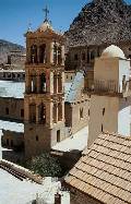 Монастырь св. Екатерины на Синае. Вид на базилику VI века, мечеть XI века и колокольню 1871 года с террасы архондарика (гостиницы для паломников, расположенной внутри монастыря)