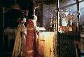 Божественная литургия в древней базилике Синайского монастыря. Видна мраморная облицовка апсиды и многочисленные ковчеги со святыми реликвиями, расставленные в алтаре