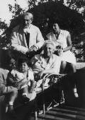 Жозефина с дочерью Аленушкой, Леонид, Розалия и Лидия Пастернаки. Мюнхен. 1928