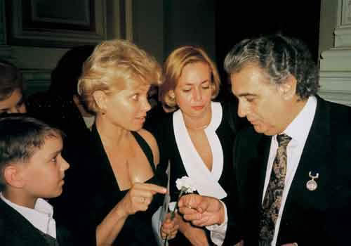 Вице-президент РФК Т.В.Шумова вручает Пласидо Доминго памятную медаль Клуба друзей Мариинского театра. 2001
