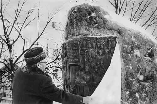 Г.В.Мясников открывает памятный камень Емельяну Пугачеву в Пензе. 1982. Скульптор Л.Скоробогатова
