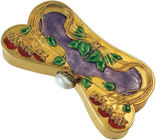 Шкатулка в форме бабочки. 1898–1908. Фирма семьи  Болин. Серебро, алмазы, жемчужина, эмаль
