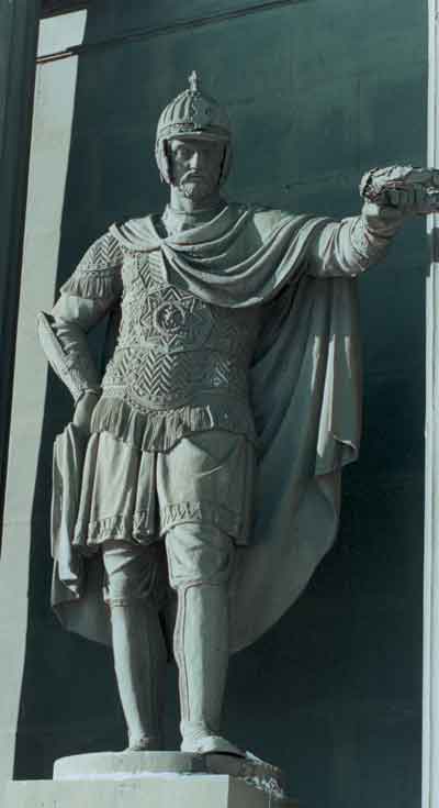 В.И.Демут-Малиновский. Молодой воин. Статуя на фасаде Нарвской триумфальной арки. 1830–1833. Медь
