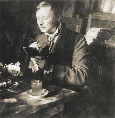 Раскрашивающийся М.Ларионов. Фотография. 1913
