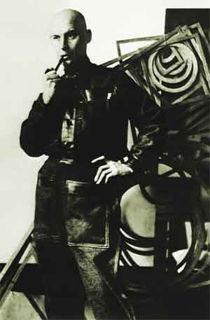 А.Родченко в сконструированном им рабочем комбинезоне. Фотография. 1922
