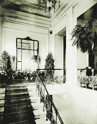 Особняк А.И.Коншиной. Парадная лестница. Фотография начала XX века
