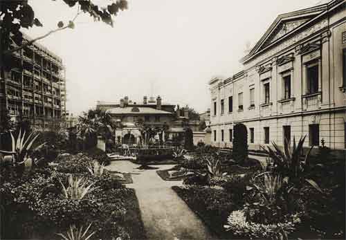 Летний сад перед особняком А.И.Коншиной. Фотография начала XX века

