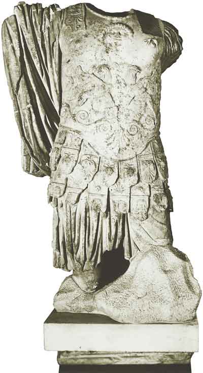 Фрагмент статуи императора в панцире. Рим. II век. ГЭ
