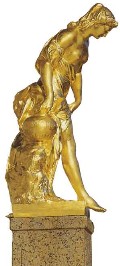 Пандора. Золоченая скульптура по модели Ф.Шубина на восточной лестнице Большого каскада