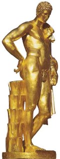 Мелеагр Бельведерский. Золоченая скульптура с античного оригинала IV века д.н.э. на восточной лестнице Большого каскада